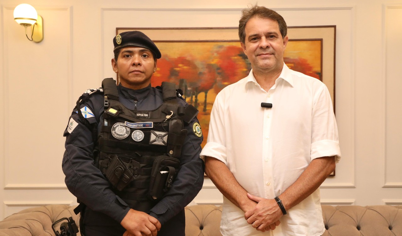  inspetora Cristiane Correia e prefeito Evandro Leitão posam para a foto no gabinete dele